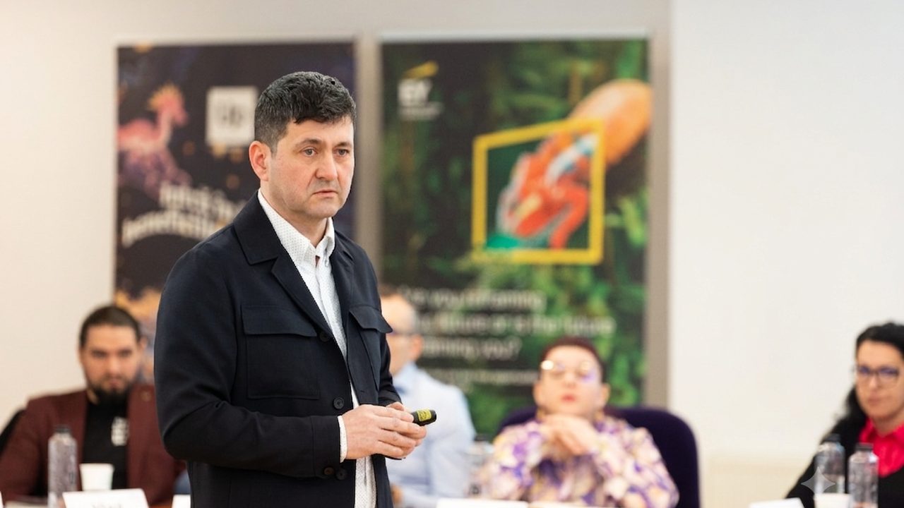 Alin Popovici présentant lors d’une revue de deal